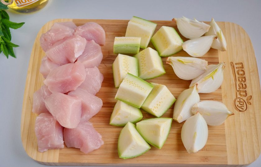 1. Этап. Куриный шашлык по-гречески с соусом: Порежьте куриное филе, цукини, лук крупными кусочками.