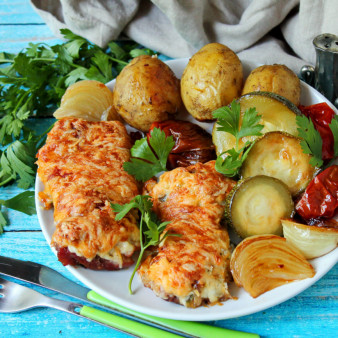 Свинина под теплой шапочкой запеченная с овощами