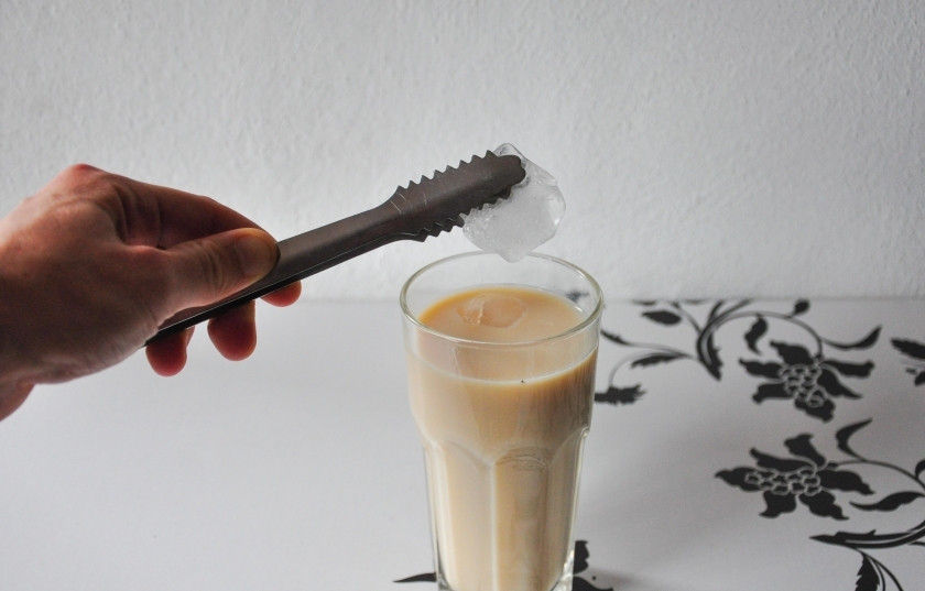 1. Этап. Тайский молочный чай: Добавьте сгущённого молока и сахара. Перемешайте ещё раз, пока сахар не растворится. Киньте несколько кубиков льда. Ваш тайский молочный чай готов.