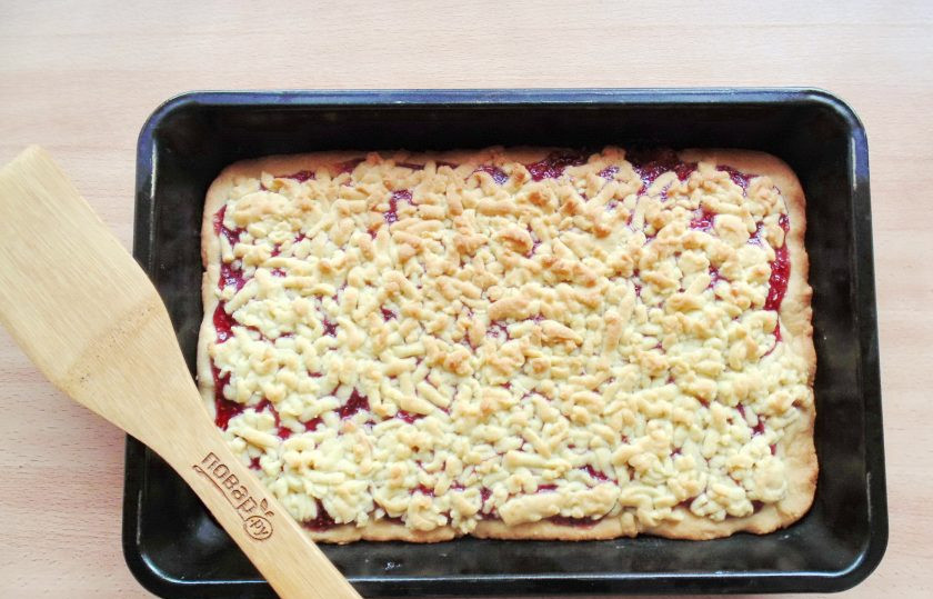 1. Этап. Песочный пирог с малиновым вареньем: Выпекайте пирог в духовке при температуре 175-180 градусов 25-30 минут. Время выпечки зависит от вашей духовки.