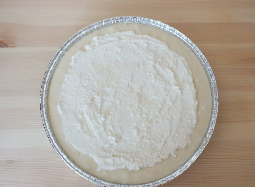 1. Этап. Ватрушка с творогом и вишней: Аккуратно распределите творожную начинку.