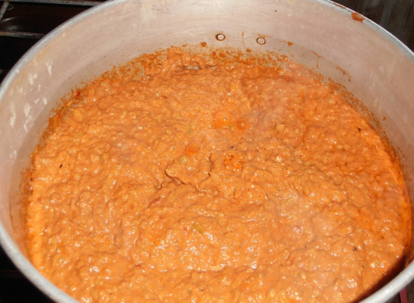 1. Этап. Кабачковая икра с соусом: 6. Тушится кабачковая икра с соусом в домашних условиях еще около 1 часа, не забывайте периодически помешивать.