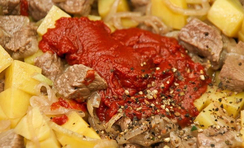 1. Этап. Говядина с черносливом и грибами: Затем добавьте на сковороду томатную пасту, соль и смесь перцев. Перемешайте и готовьте ещё 2 минуты.