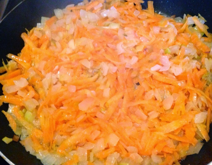 1. Этап. Кабачки с картошкой тушеные: 4. Пока жарятся овощи, выложите кабачки на дно кастрюли.