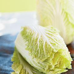 1. Этап. Китайская поджарка из пекинской капусты: 1. Помойте и разберите пекинскую капусту на листки. Срежьте мягкую зелень листов – сейчас вам понадобится только белая плотная часть капусты.