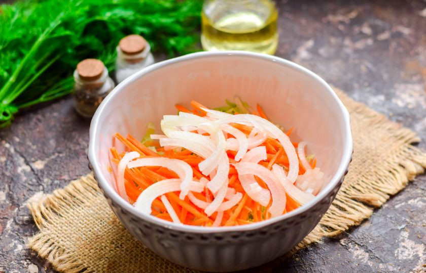 1. Этап. Легкий салат из пекинской капусты: Очистите лук и сполосните, нарежьте полукольцами и добавьте в салат.