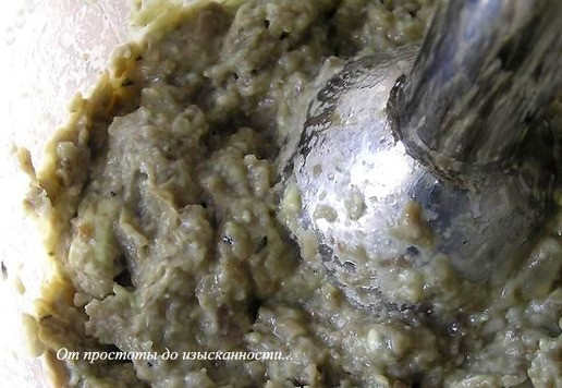 1. Этап. Грибной соус-дип с авокадо и базиликом: Измельчите с помощью погружного блендера. Добавьте еще соль или смесь перцев, если нужно.