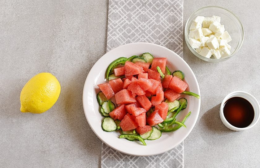 1. Этап. Салат из арбуза: Сверху выложите кубики спелого арбуза.