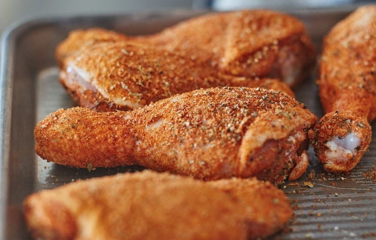 1. Этап. Жареная курица в хрустящей панировке: 3. Каждый кусочек курицы обваляйте в специях со всех сторон.