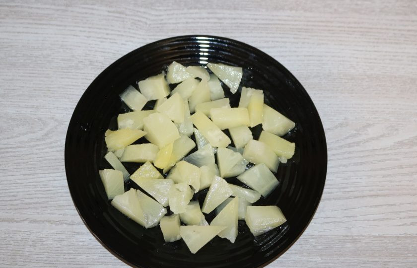 1. Этап. Салат из моркови с ананасом: С ананаса слейте жидкость. Нарежьте кубиками, выложите на большую тарелку.