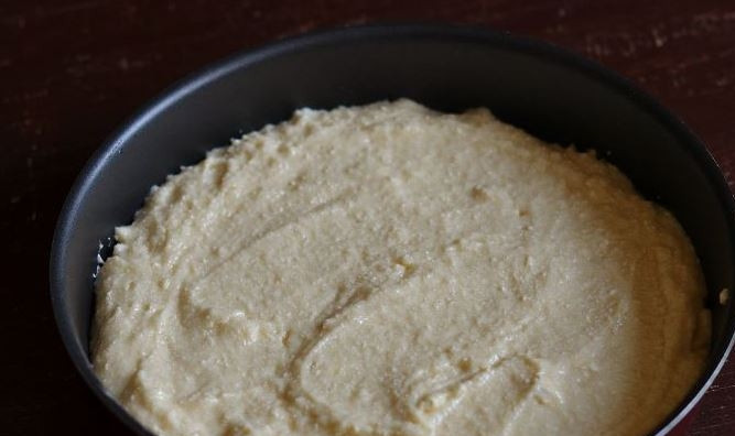 1. Этап. Перник беларуский с творогом: Тщательно все перемешайте. Тесто должно получиться довольно густым. Вылейте его в смазанную растительным маслом форму для запекания. Поставьте в духовку, разогретую до ста восьмидесяти градусов, на сорок минут. Подавайте горячим или холодным.