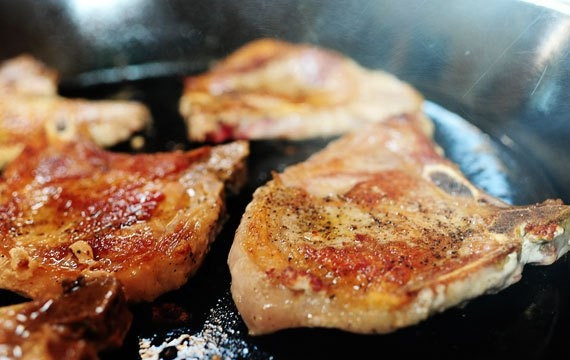 1. Этап. Жареные стейки свинины: 2. На среднем огне обжарьте мясо с двух сторон до красивой румяной корочки.