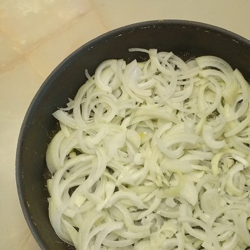 1. Этап. Минтай, запеченный в духовке: В смазанную форму выложить слой лука.