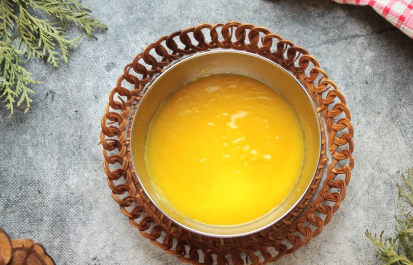 1. Этап. Морковный торт с апельсиновым курдом: Поставьте сотейник на медленный огонь и варите апельсиновый курд, мешая. Доведите массу до загущения и первых бульков. Процедите через мелкое сито, положите пленку в контакт и полностью остудите.