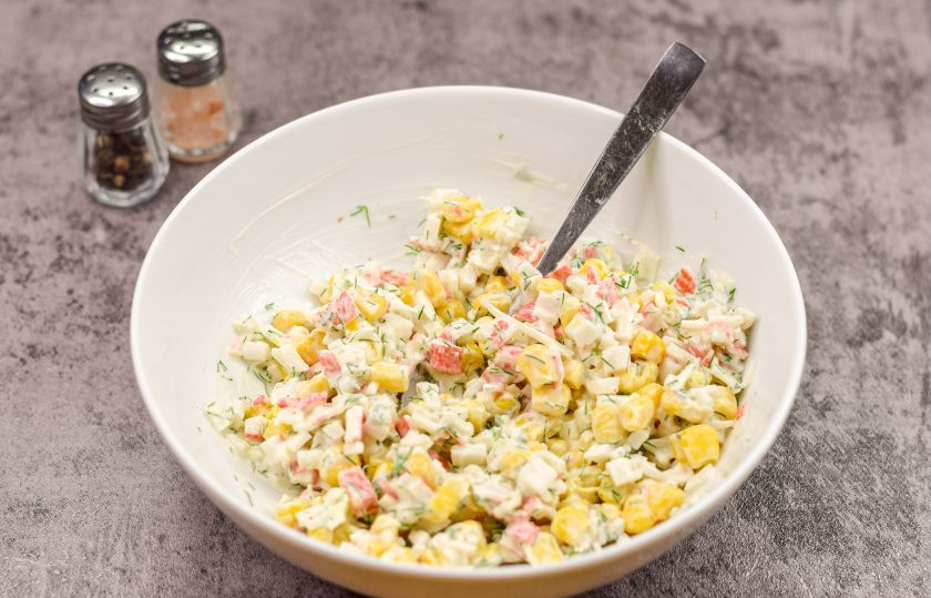 1. Этап. Закуска на чипсах на праздничный стол: Перемешайте все ингредиенты и снимите пробу.