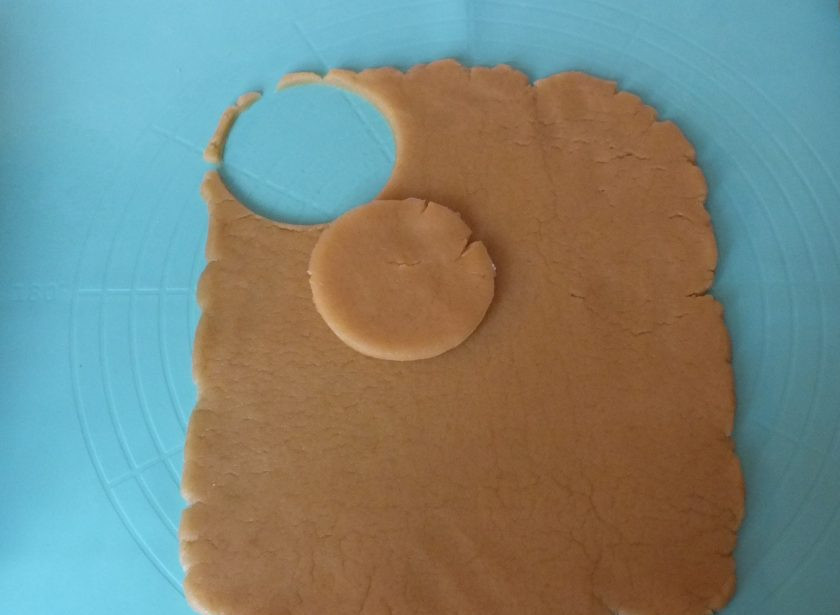 1. Этап. Корзиночки с фруктами и кремом: На рабочей поверхности раскатайте пласт. Вырежьте с помощью чашки или бокала круги.