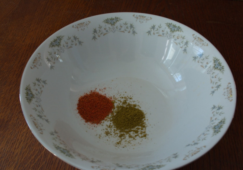 1. Этап. Маринад для индейки в духовке: В миску поместите чайную ложку хмели-сунели, специи для приготовления птицы.