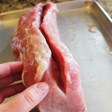 1. Этап. Фаршированная корейка: 7. Разрежьте корейку вдоль, т.е. раскройте ее, как это показано на иллюстрации.