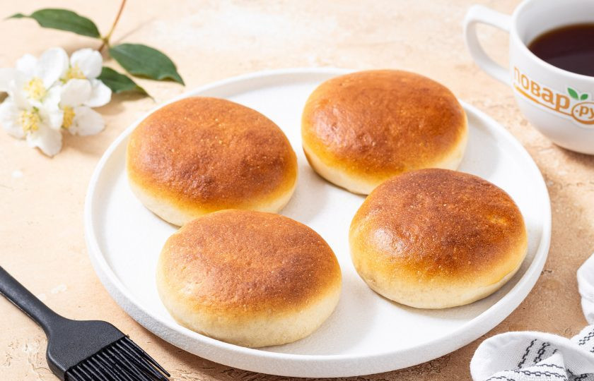 1. Этап. Постные пирожки с повидлом: Готовые пирожки, пока они еще горячие, смажьте сладким крепким чаем для румяного цвета, блеска и мягкости.