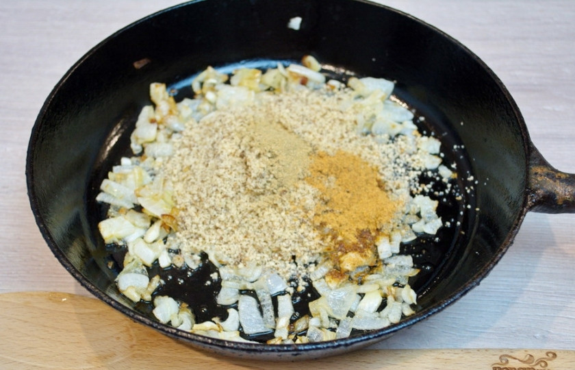 1. Этап. Классический сациви из курицы по-грузински: Добавьте к обжаренному луку измельченный орех, специи. Специи кладите по вкусу, но кориандр должен быть обязательно. Некоторые хозяйки в соус сациви добавляют муку. Я предпочитаю этого не делать. Соус загущается отлично за счет использования измельченного ореха.