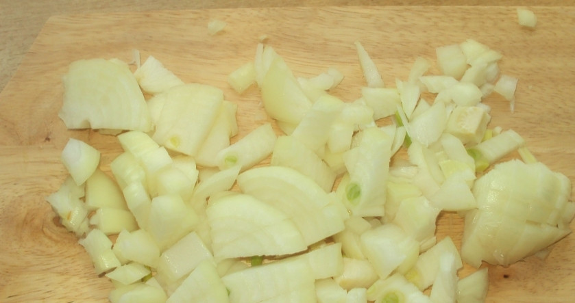 1. Этап. Уха из судака: 3. Затем мелко нарезаем лук.