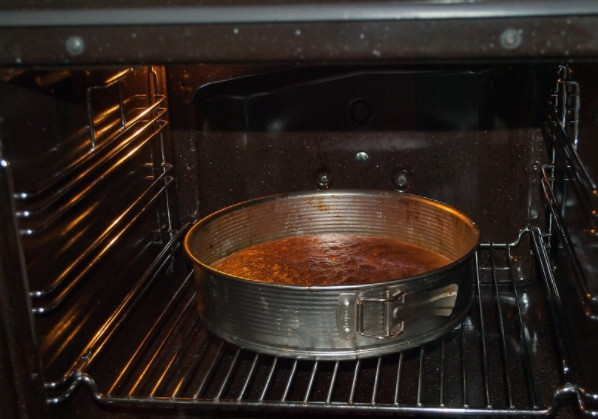 1. Этап. Рецепт простого бисквита: Духовку прогрейте до 180 градусов и выпекайте бисквит до коричнево-золотистого цвета.