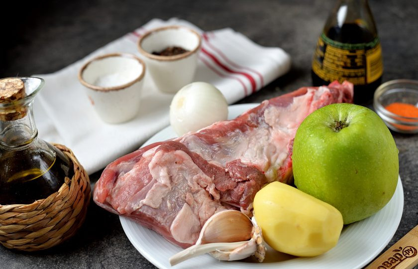 1. Этап. Свиные рёбрышки запечённые с картофелем и яблоками: Подготовьте ингредиенты. Картофель, лук и чеснок почистите, промойте вместе с ребрами и яблоком, обсушите. Яблоко берите кислых сортов.