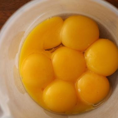 1. Этап. Тыквенный крем-брюле: 1. Разогреть духовку до 150 градусов со стойкой в середине духовки. Поместить в форму для выпекания 6 горшочков объемом 150 г. Довести около 900 г воды до кипения. В большой миске взбить яичные желтки, корицу, мускатный орех и соль.