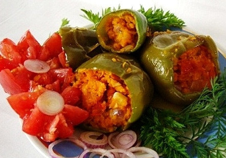 1. Этап. Болгарский перец с морковью: Подаем в подливе, со сметаной, или без нее - с ассорти из свежих овощей.