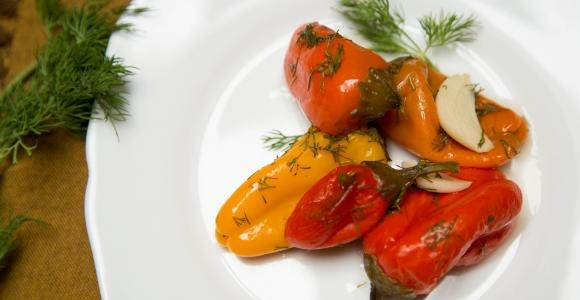 1. Этап. Маринованный болгарский перец с чесноком: 5. Это чудесная закуска, от которой невозможно оторваться. Приятного аппетита!