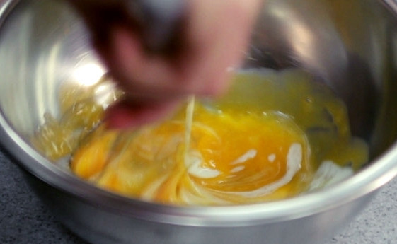 1. Этап. Соус Карбонара со сливками: Пока варятся макароны, приготовим соус. Разобьем 2 яйца, уберем белки в холодильник. Сделаете из них потом безе, нам они не понадобятся. Натираем пармезан на мелкой терке. Желтки взбиваем с половиной натертого сыра. Доливаем жирные сливки. Солим, перчим. Взбиваем вилочкой. Соус для пасты 
