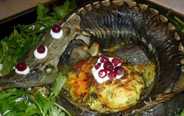 1. Этап. Фаршированный осетр: Затем выкладываем готового осетра на большое блюдо и украшаем его. Приятного аппетита!