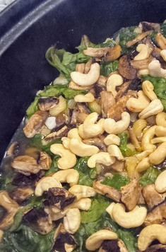 1. Этап. Паста с грибами, шпинатом и кешью: За 10 минут до готовности в ёмкость для запекания добавить орехи кешью, сливочное масло, оставшееся оливковое масло ( 1 столовая ложка). Продолжать запекать до полной готовности.