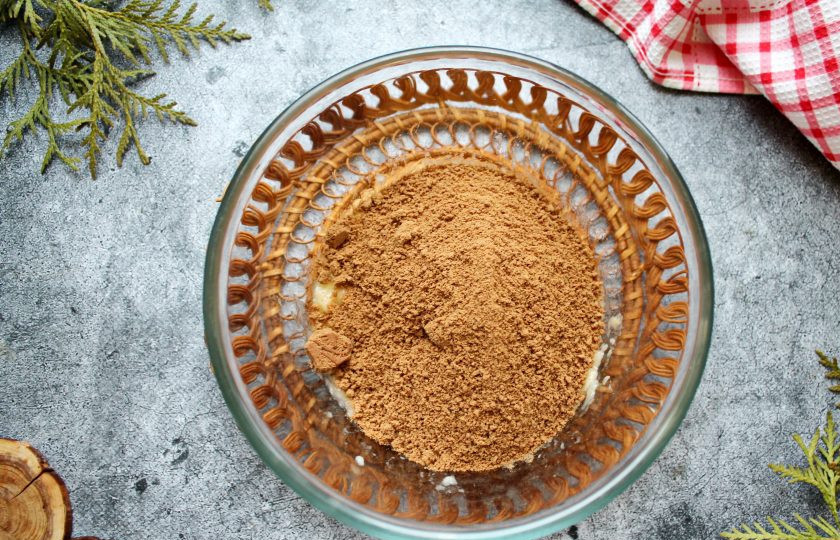 1. Этап. Конфеты из печенья с бананом: Шоколадное печенье при помощи блендера измельчите в крошку и выложите в пюре из банана.