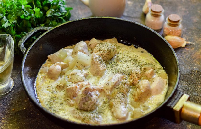 1. Этап. Курица со шпинатом в сливочном соусе: Добавьте все специи по вкусу, можно использовать также сухие травы, если любите. Тушите курицу в сливках 10 минут.