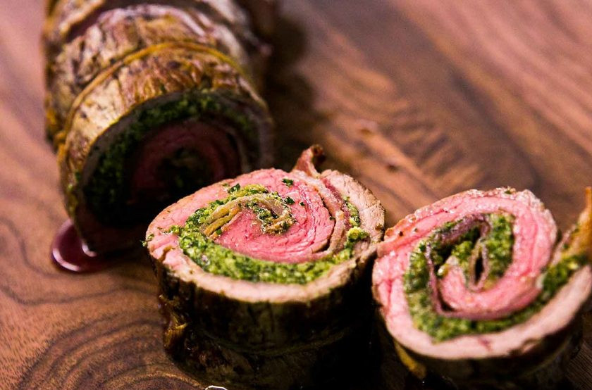 1. Этап. Говяжий рулет: 7. Нарежьте рулет небольшими кусочками и подавайте сразу или охладите рулет и подавайте в качестве холодной закуски.