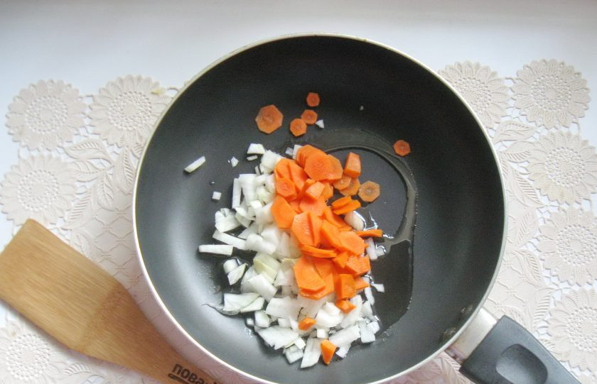 1. Этап. Рис по-сингапурски: Лук и морковь очистите, помойте и нарежьте. Выложите в сковороду.