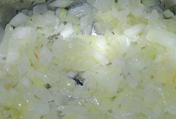 1. Этап. Гуляш по-чешски: Лук чистим, мелко нарезаем и обжариваем на сковороде на смальце.