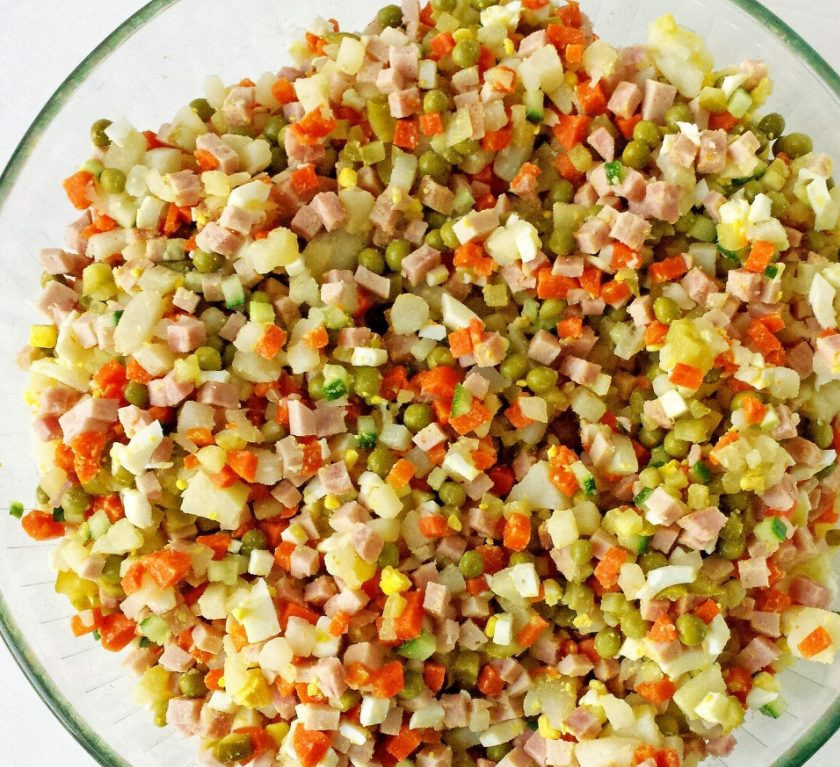 1. Этап. Салат из соленых огурцов: 4. Все ингредиенты помещаю в миску, по вкусу солю и перемешиваю.