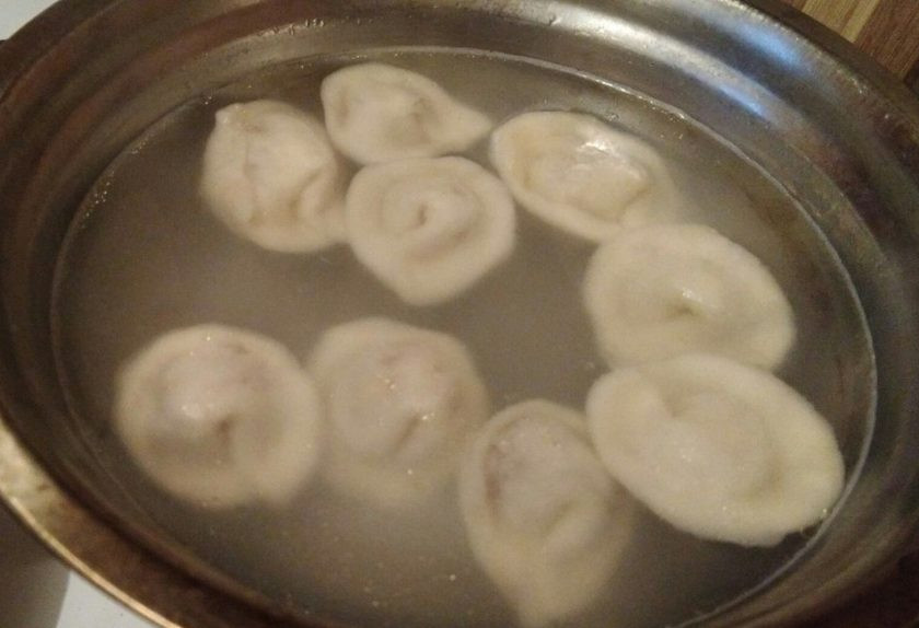 1. Этап. Пельмени из говяжьего фарша с луком: 6. Одну часть пельменей мы варим, а остальное на доске отправляем в морозильную камеру. После того как они заморозятся, их нужно переложить в пакет и хранить там же.