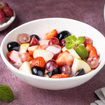 Фруктовый салат с клубникой и виноградом