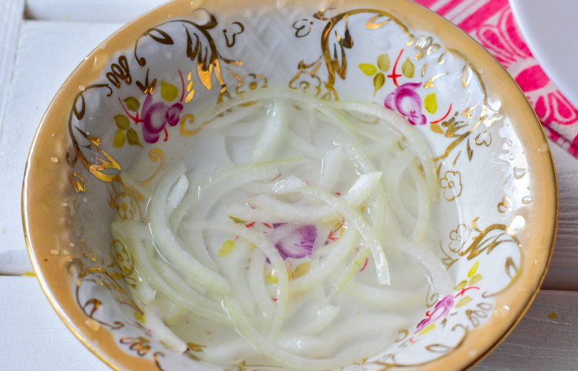 1. Этап. Новогодний салат Крысенок: Лук нарежьте полукольцами, залейте его уксусом, добавьте соль и сахар. Оставьте его на 15 минут.