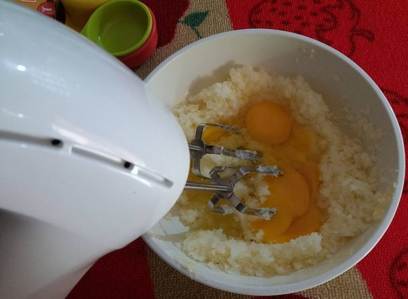 1. Этап. Легкий апельсиновый кекс: 2. Медленно введите яйца в масляную смесь, взбейте до пышной белой массы.