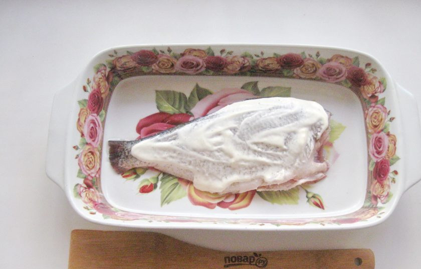 1. Этап. Лещ в духовке с картофелем: Смешайте сметану и майонез и смажьте леща.