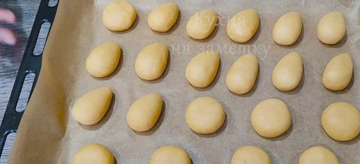 1. Этап. Пряничные медовые грибочки: Из теста сформировать шарики (шляпки) размером чуть меньше грецкого ореха и конусы (ножки). Противень застелить бумагой для выпечки, выложить заготовки на расстоянии друг от друга (тесто значительно увеличивается в объеме).