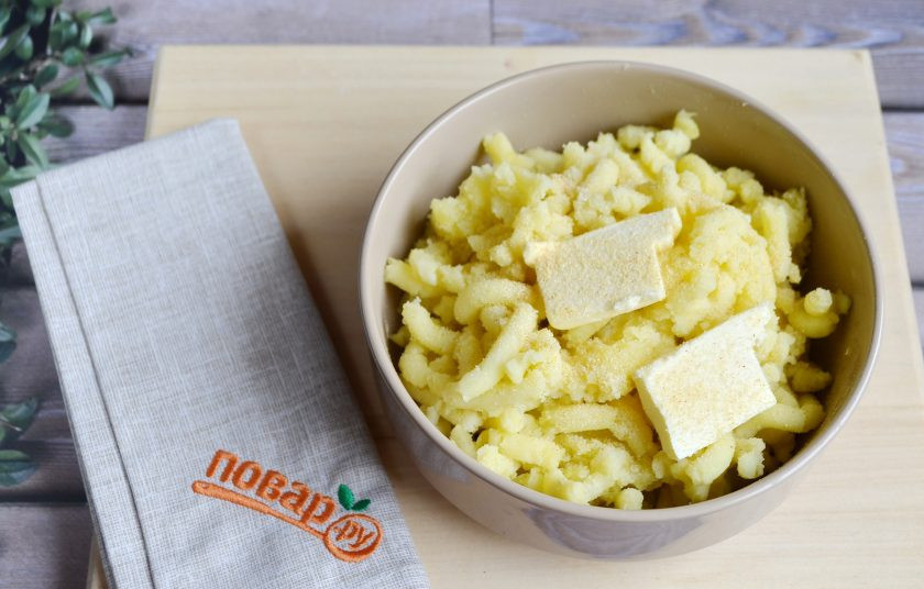 1. Этап. Деревенский картофельный пирог: 5. Разомните картофель толкушкой, положите сливочное масло (от теплого картофеля оно растает), соль, чеснок рубленный или чесночный порошок (у меня 1 ч. л. порошка), яйца, перемешайте все.
