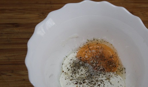 1. Этап. Закуска Хрустяшки: В сметану добавить яйцо, соль и специи (у меня сушеный базилик). Размешать.