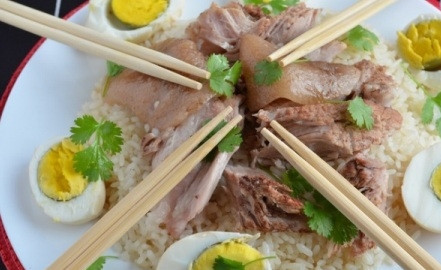 1. Этап. Као Ка Му: Подаем Као Ка Му с пресным рисом и яйцами. Поливаем рис бульоном, в котором варилась рулька, и посыпаем зеленью.