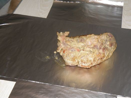1. Этап. Рулет из мяса в духовке: Складываем фольгу в 3-4 слоя, выкладываем в центр мясо.