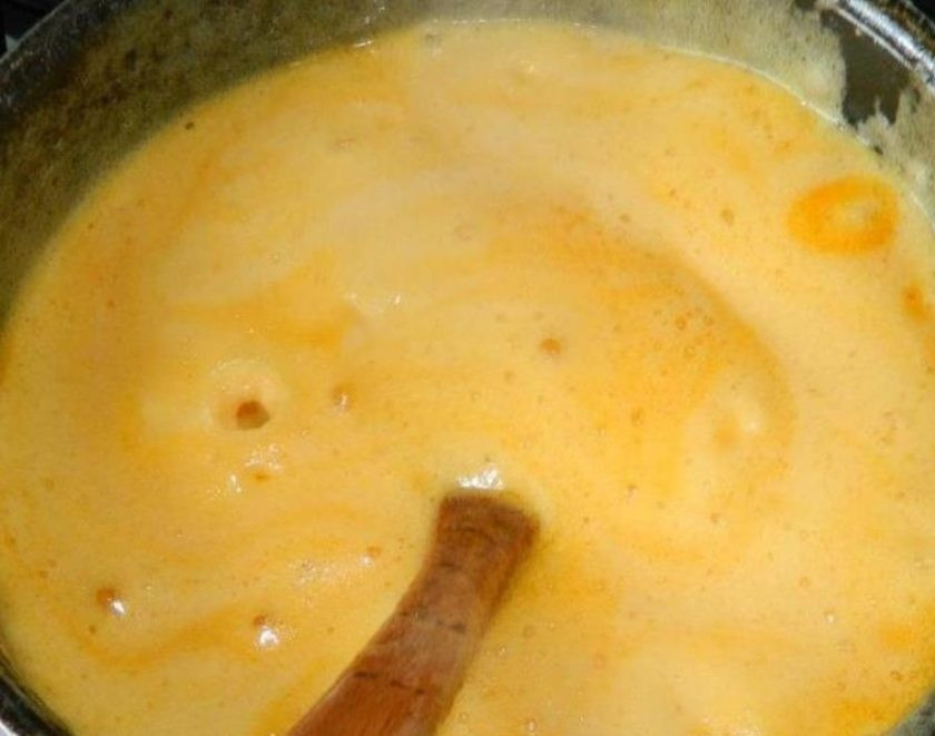 1. Этап. Медовый открытый торт Цифра: Затем добавьте соду и постоянно мешайте, так как масса начнет пениться и очень увеличится в объеме. Поэтому кастрюля для приготовления на этом этапе должна быть большая.